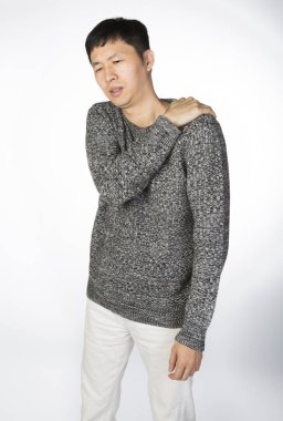 adam omuz ağrısı acı