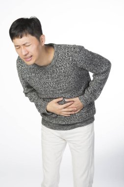 adam mide ağrısı acı