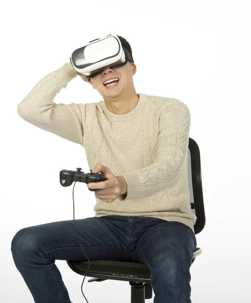 Man med virtuell verklighet glasögon — Stockfoto