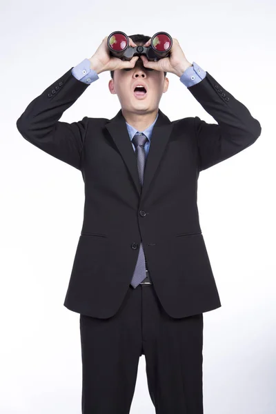 Empresário asiático com binóculos — Fotografia de Stock