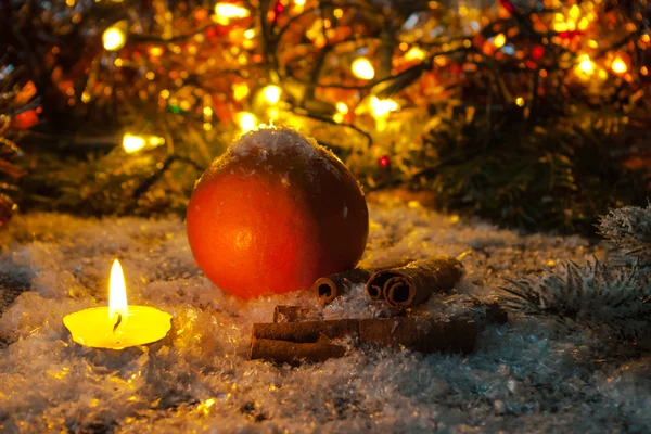 Noel kompozisyon mum, portakal ve tarçın sopa. Renk tonlu.