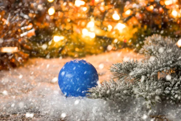 Yeni yıl, yılbaşı arka plan mavi Noel süsleri karda ile