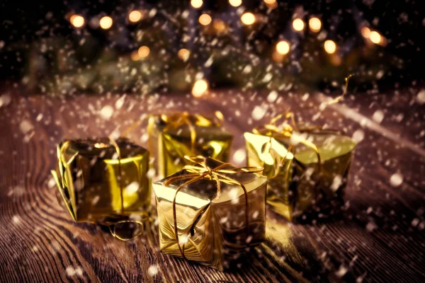 Yeni yıl, yılbaşı antika arka plan. Noel hediye kutusu ahşap masa üzerinde. Tonda retro.