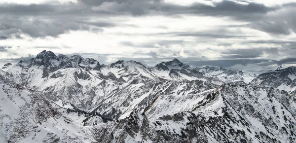 Montaña cubierta de nieve. Alpes, Alemania . Fotos de stock libres de derechos