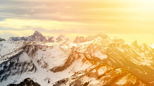 Vista panorámica de los Alpes nevados al atardecer. Alemania . Imágenes de stock libres de derechos
