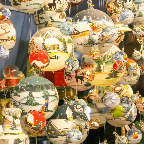 Addobbi natalizi nel Mercatino di Natale o Weihnachtsmarkt a Norimberga, Germania . — Foto Stock