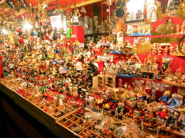 Decoración de Navidad en el Mercado de Navidad o Weihnachtsmarkt en Nuremberg, Alemania . — Foto de Stock