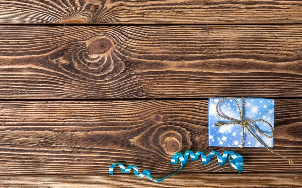 Día de fiesta / romántico / boda / San Valentín Fondo del día con pequeña caja de regalo hecha a mano azul y cinta . Imagen de archivo