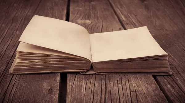 Eski açık antika kitap boş sayfa ahşap tablo.