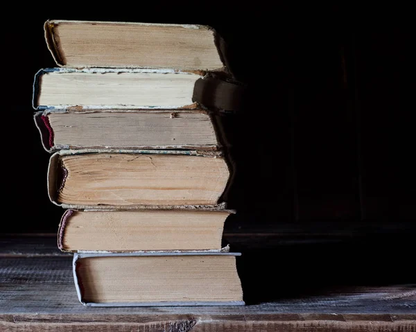 Los libros antiguos se encuentran uno encima del otro . — Foto de Stock