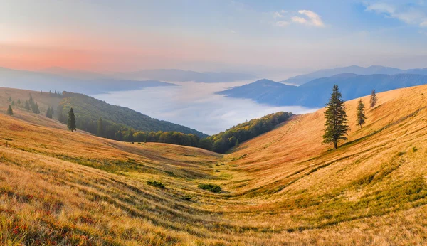 Landscape-view of the mountains at sunrise with sea fog in the v — Stock Photo, Image