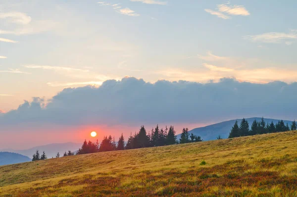Πανέμορφο ορεινό τοπίο με τον ήλιο στο ηλιοβασίλεμα. Καρπάθια — Φωτογραφία Αρχείου