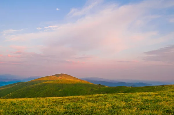 Summer mountain landscape: the mountain top glows with light at — Stock Photo, Image