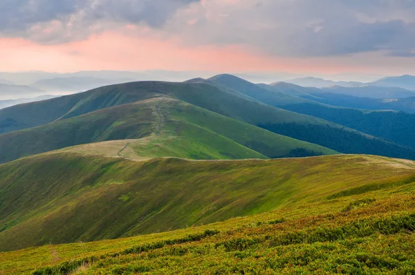 The trail along the mountain range. Summer mountain landscape. C — Stock Photo, Image