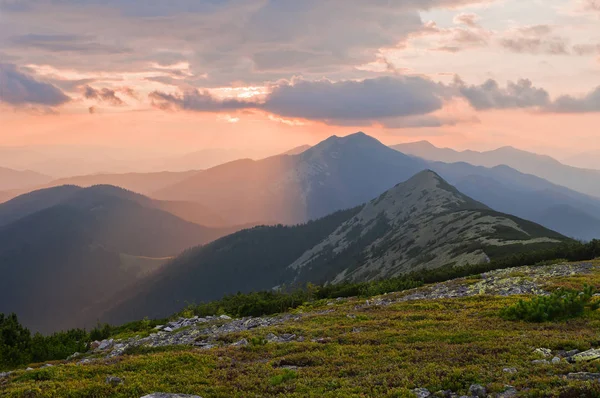 Ένα Όμορφο Ηλιοβασίλεμα Στα Βουνά Καλοκαιρινό Ορεινό Τοπίο Καρπάθια Όρη — Φωτογραφία Αρχείου