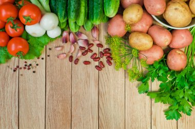 Ahşap arka planda sebzeler