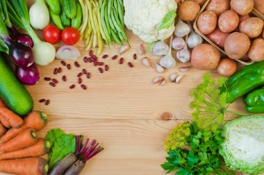 Patates, havuç, soğan, lahana ve diğer sebzeler üzerinde bir woo