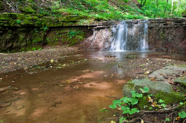 Paysage de cascades tranquilles au milieu de la forêt verte. Cascade — Photo