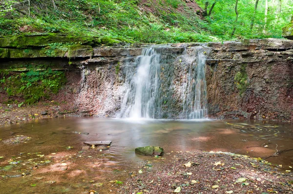 Paysage de cascades tranquilles au milieu de la forêt verte. Cascade — Photo