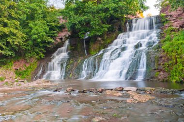 Nehre Dzhurin Çandır üzerinde şelaleler güzel çağlayan