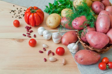 Patates ve diğer sebze ahşap bir masa üzerinde