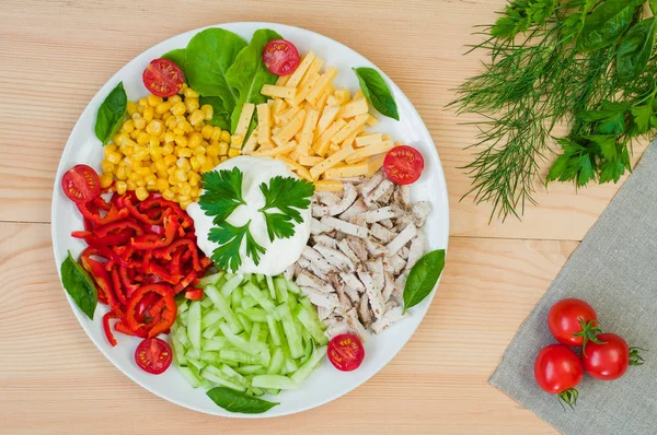 Tavuk et salatası, peynir, salatalık, Mısır bir plaka üzerinde bir woode üzerinde