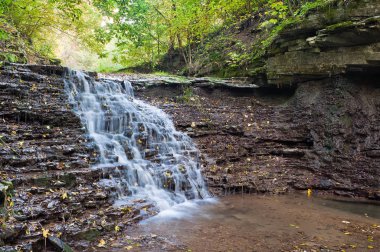 Ormanda bir dağ dere üzerinde güzel şelale