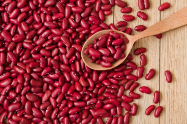 Ahşap bir masa üzerinde kırmızı fasulye