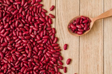 Ahşap bir masa üzerinde kırmızı fasulye