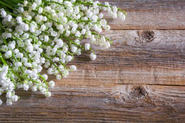 Vadinin güzel beyaz zambakları ahşap bir masa üzerinde