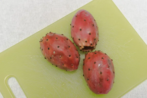 Drie Lees prickly peren op de witte bakcgrounds. — Stockfoto