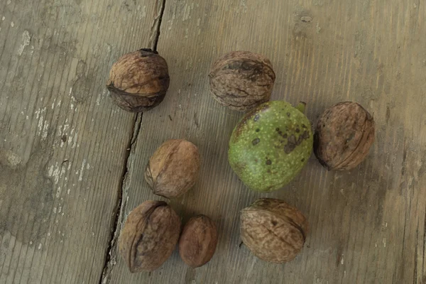 Noix fraîches sur table en bois — Photo