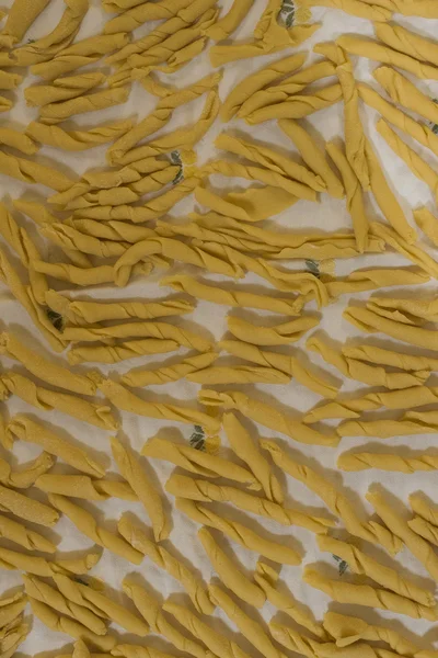 Fusilli, italienische pasta, handmde im haus. — Stockfoto