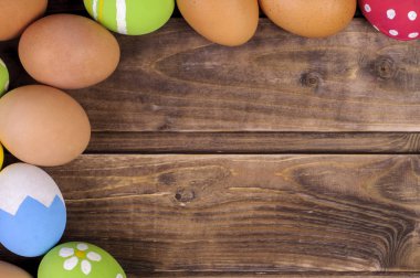 Paskalya yumurtaları koyu ahşap arka plan üzerinde