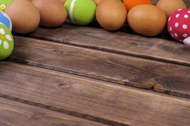 Paskalya yumurtaları koyu ahşap arka plan üzerinde