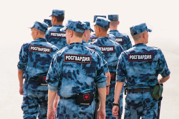 カザン タタールスタン ロシア連邦18 2019ロシアガードの兵士のウォーキンググループ 背面からの写真 — ストック写真