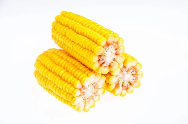 Érett Kukorica Cob Fehér Alapon — Stock Fotó