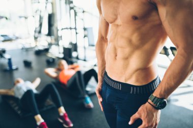 Çekici erkek gövde içinde jimnastik salonu