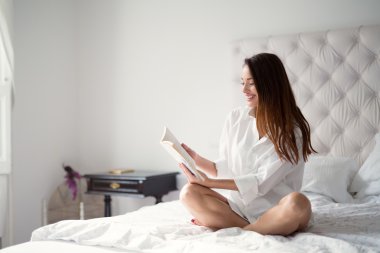 Kitap okuyan güzel bir kadın.