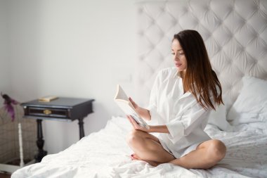 Kitap okuyan güzel bir kadın.