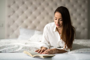 Kitap okuyan güzel bir kadın.