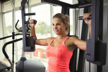 Güzel kadın göğüs egzersizleri yapıyor