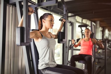 Spor salonunda çalışan kadınlar.