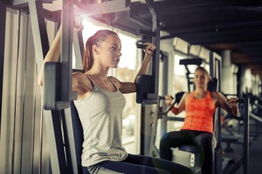 Spor salonunda çalışan kadınlar.