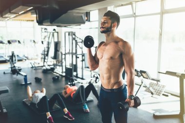 Çalışma dışarı güçlü vücut geliştirmeci