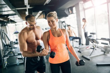 Kişisel antrenör yardımcı kadın