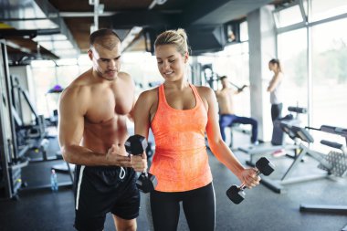 Güzel kadın eğitmen tarafından yardımcı oldu