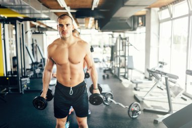 Vücut geliştirici spor salonunda çalışıyor.