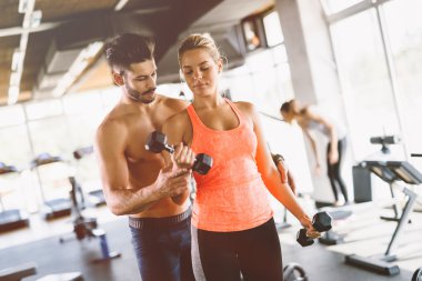 Güzel kadın eğitmen tarafından yardımcı oldu