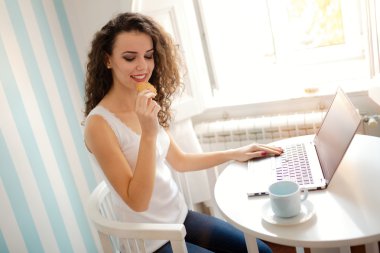 güzel bir kadın kahvaltı